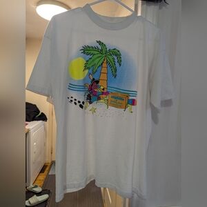White Short-Sleeve Graphic Tee with Tropical Palm Print Vintage Holiday Inn